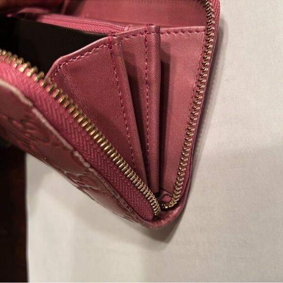 Authentic Gucci GG Signature Continental Pink
Leather Zip Around Wallet - Picture 7 of 16